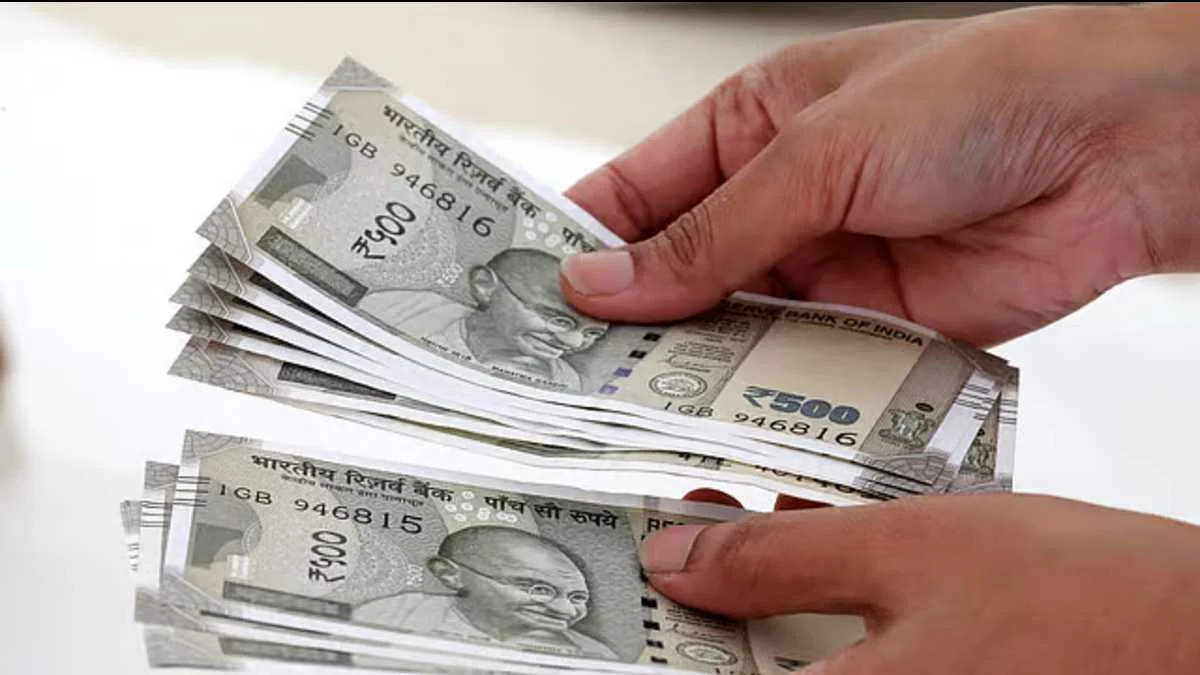 human hands counting rs 500 notes