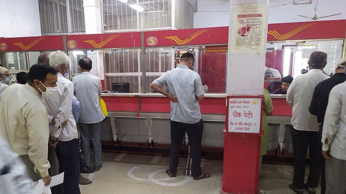 india post office with customers