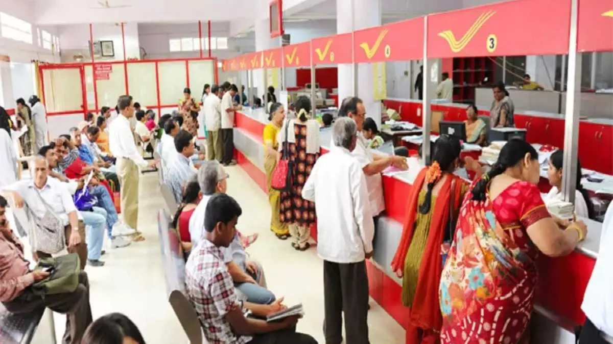 india post office with full of customers