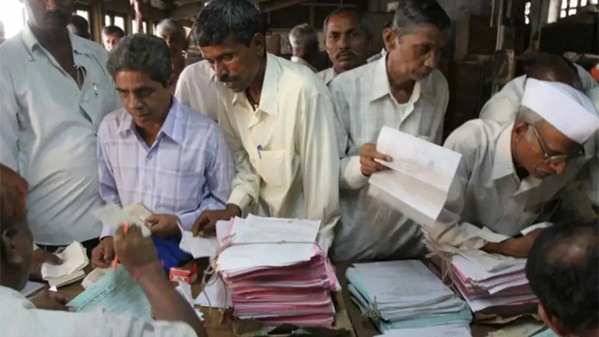 indian public in queue